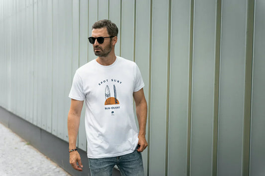 Homme portant un t-shirt en coton bio éco-responsable – Au Fil des Pins