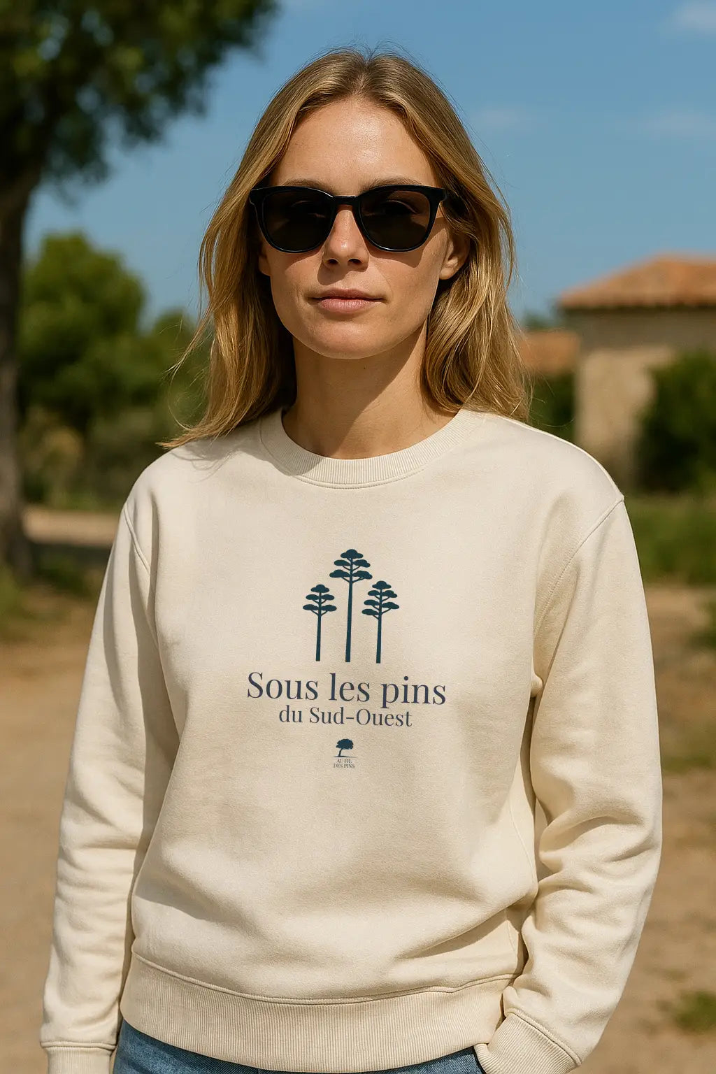 Sweat éco-responsable « Sous les Pins » en coton bio, inspiré des forêts landaises, avec broderie naturelle signée Au Fil des Pins.ivoire
