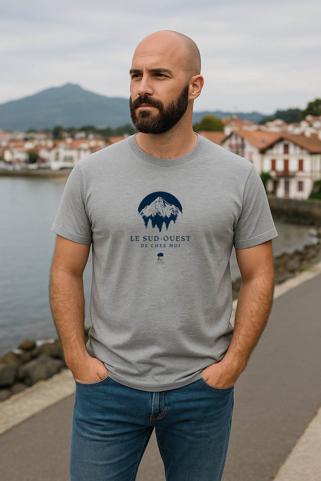 Homme portant un tee-shirt "Pyrénées" dans un décor de montagne, ambiance nature et évasion.