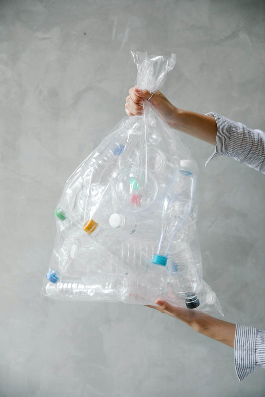 Qu'est-ce que le polyester recyclé post-consommateur ? 🌿 - Au Fil des Pins