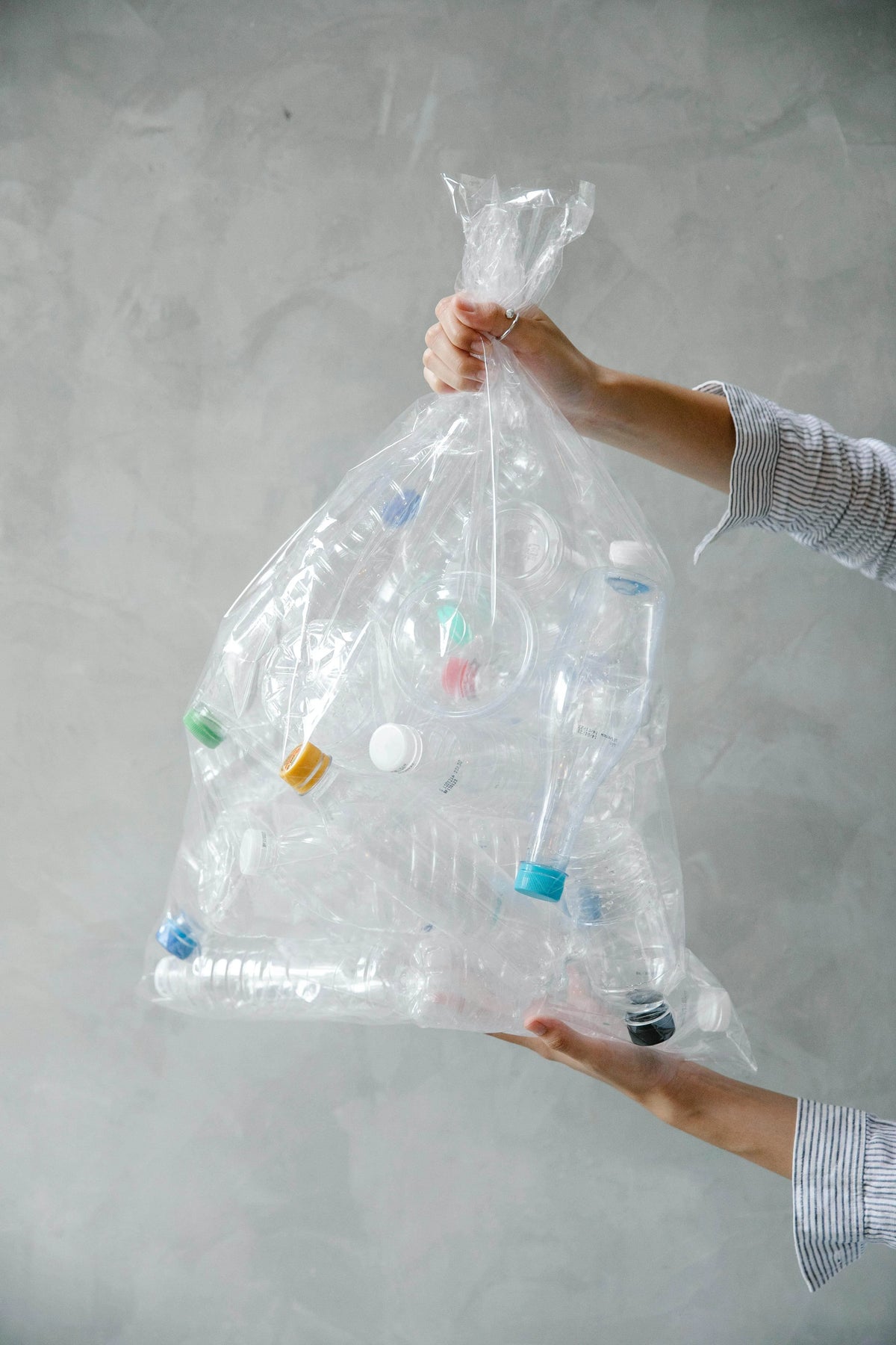 Qu'est-ce que le polyester recyclé post-consommateur ? 🌿 - Au Fil des Pins