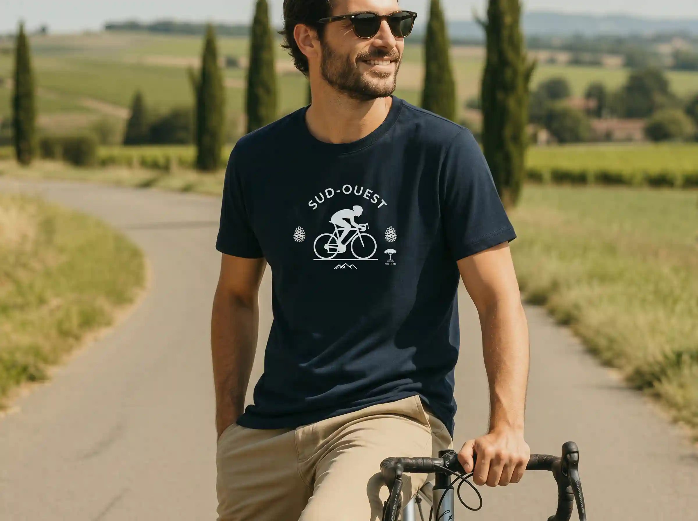 mannequin avec t shirt marine sud-ouest à son vélo