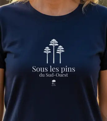 Gros plan imprimé "Sous les Pins" sur tee-shirt femme éco-responsable, inspiration Landes