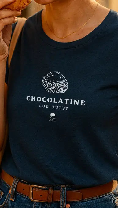 Détail de l’imprimé Chocolatine sur tee-shirt en coton bio, style Sud-Ouest
