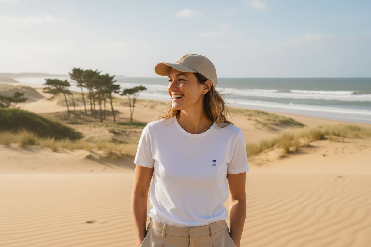 femme au bord des dunes des Landes, portant t-shirt blanc made in France