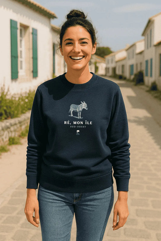 Femme portant un sweat éco-responsable Au Fil des Pins dans une rue de l’Île de Ré, style décontracté et authentique du Sud-Ouest.
