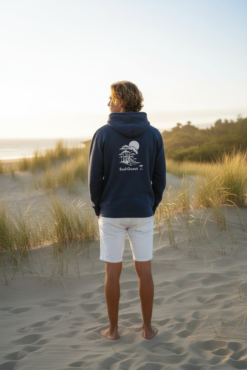 surfer en haut des dunes face à l'ocean atlantique du Sud-Ouet, portant un sweat à capuche surfer marine