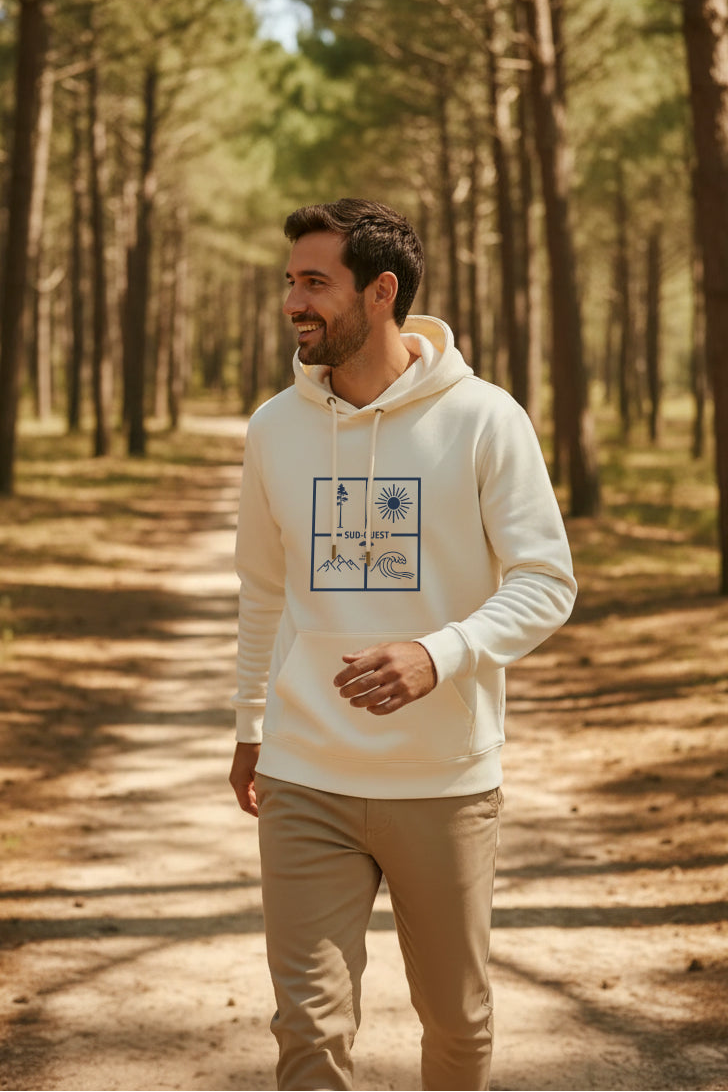 homme portant un sweat à capuche couleur ivoire, design Sud-Ouest, mrche dans une forêt des Landes