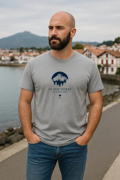Homme portant un tee-shirt "Pyrénées" dans un décor de montagne, ambiance nature et évasion.