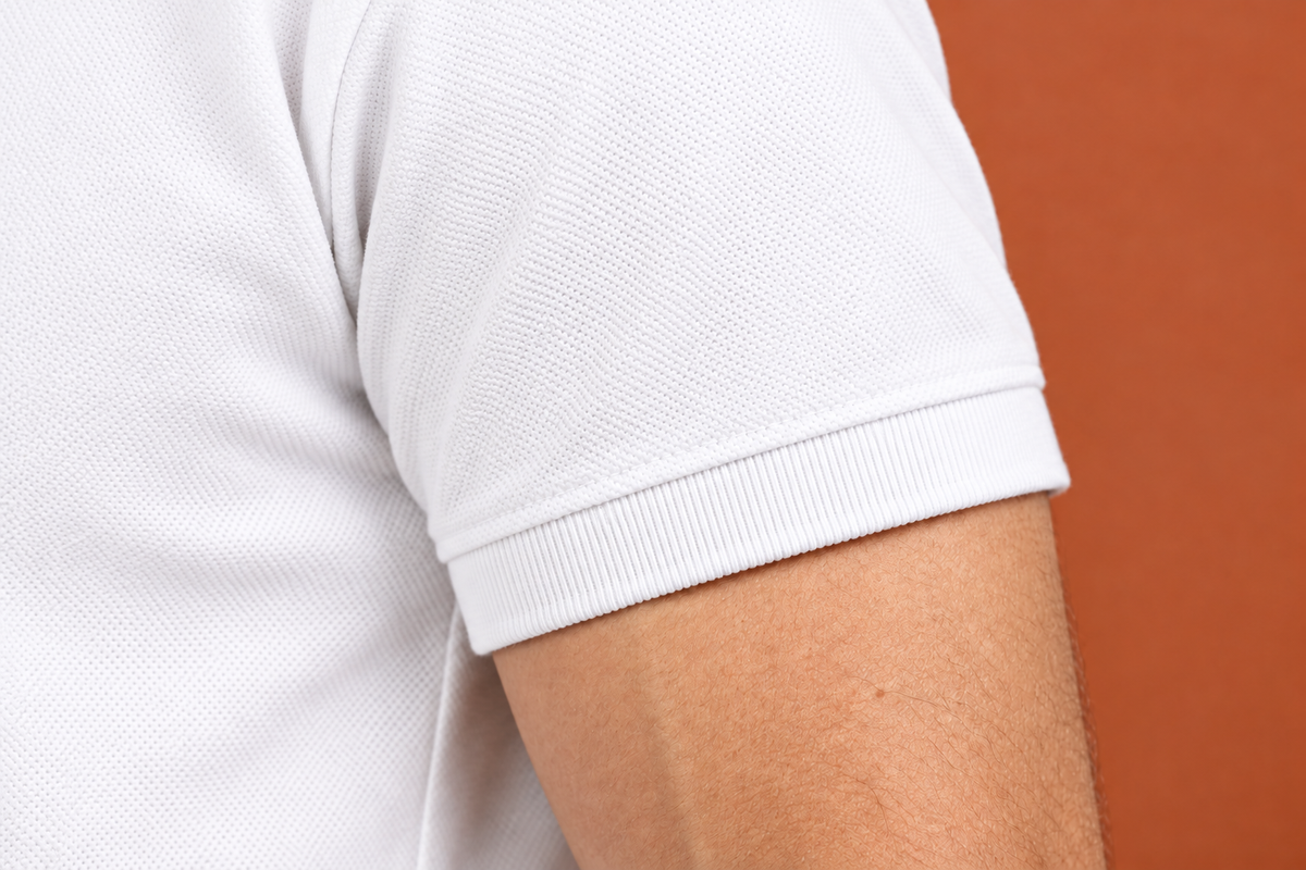 Bord de manche du polo blanc, maille piquée plus serrée