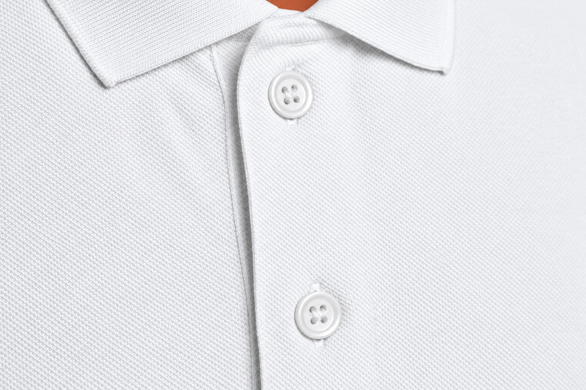 Gros plan du col et des boutons du polo blanc