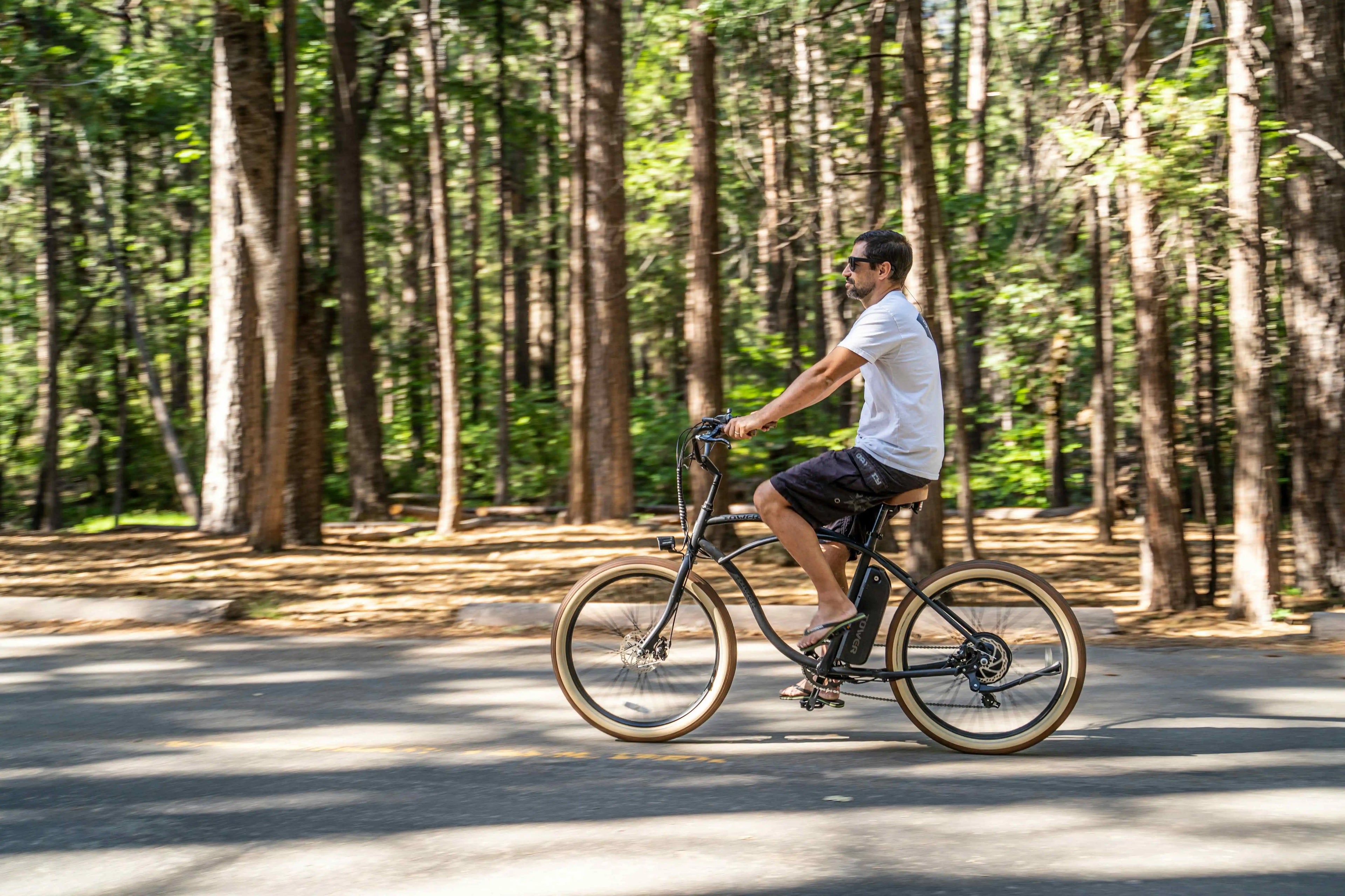 Homme à vélo sur chemin de plage, Sud-Ouest
