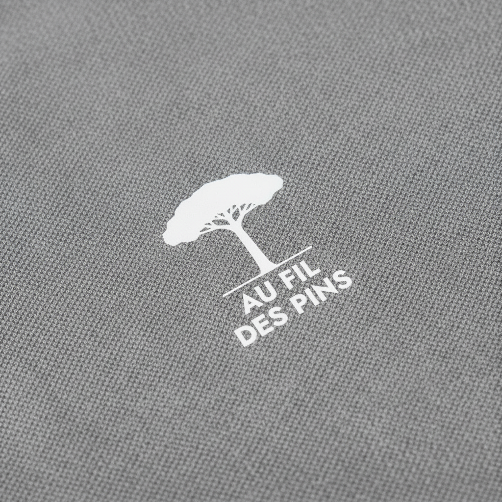 Macro DTF logo blanc polo gris chiné