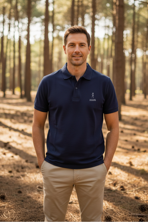 Homme en polo bleu marine Échassier Landais coton bio dans une forêt de pins des Landes – Au Fil des Pins