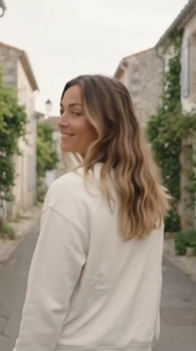Vidéo du sweat unisexe Île-de-Ré en coton bio et polyester recyclé, Au Fil des Pins