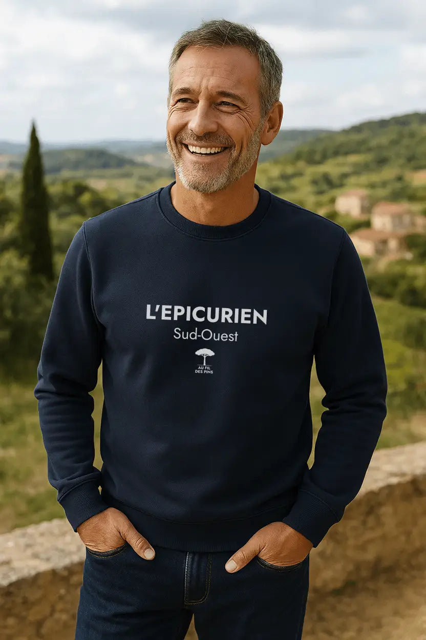 homme portant un sweat couleur marine, imprimé Epicurien du Sud-ouest