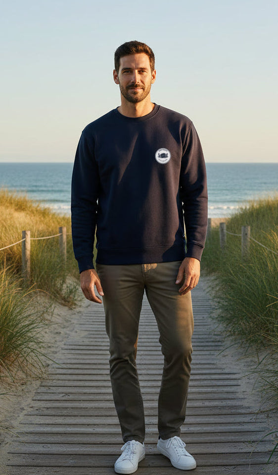 Homme en sweat col rond marine Rugby Sud-Ouest coton bio sur les dunes de l'Atlantique – Au Fil des Pins