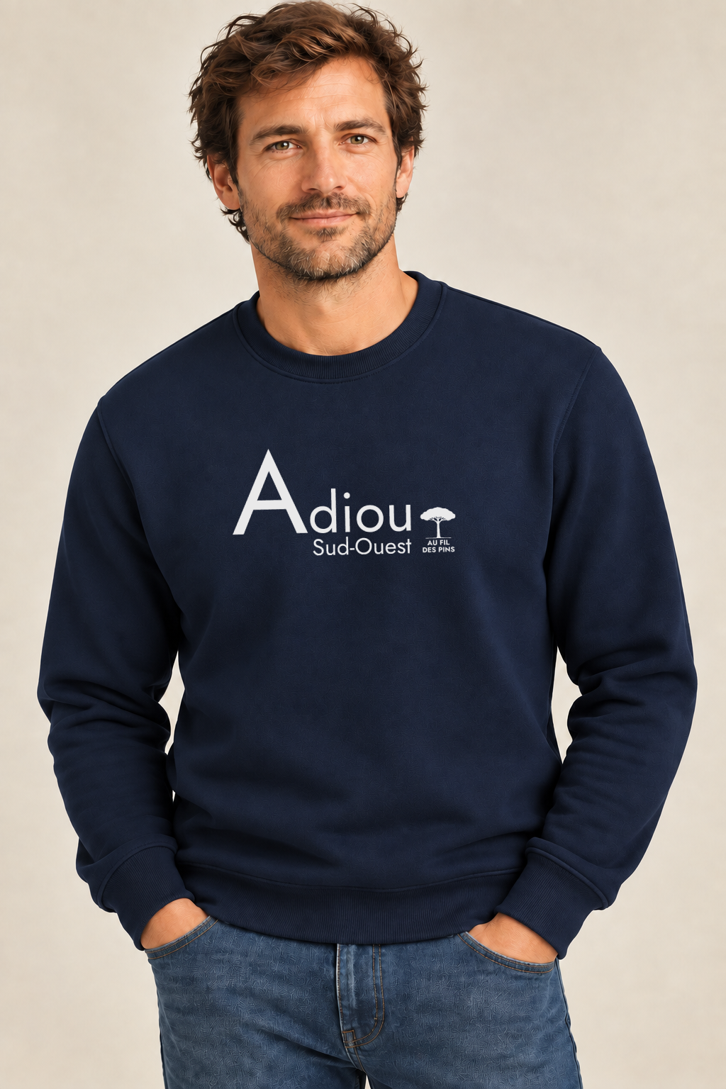 homme mains dans les poches de son jean , porte un sweat couler marine, avec un imprimé Aiou, salut occitan