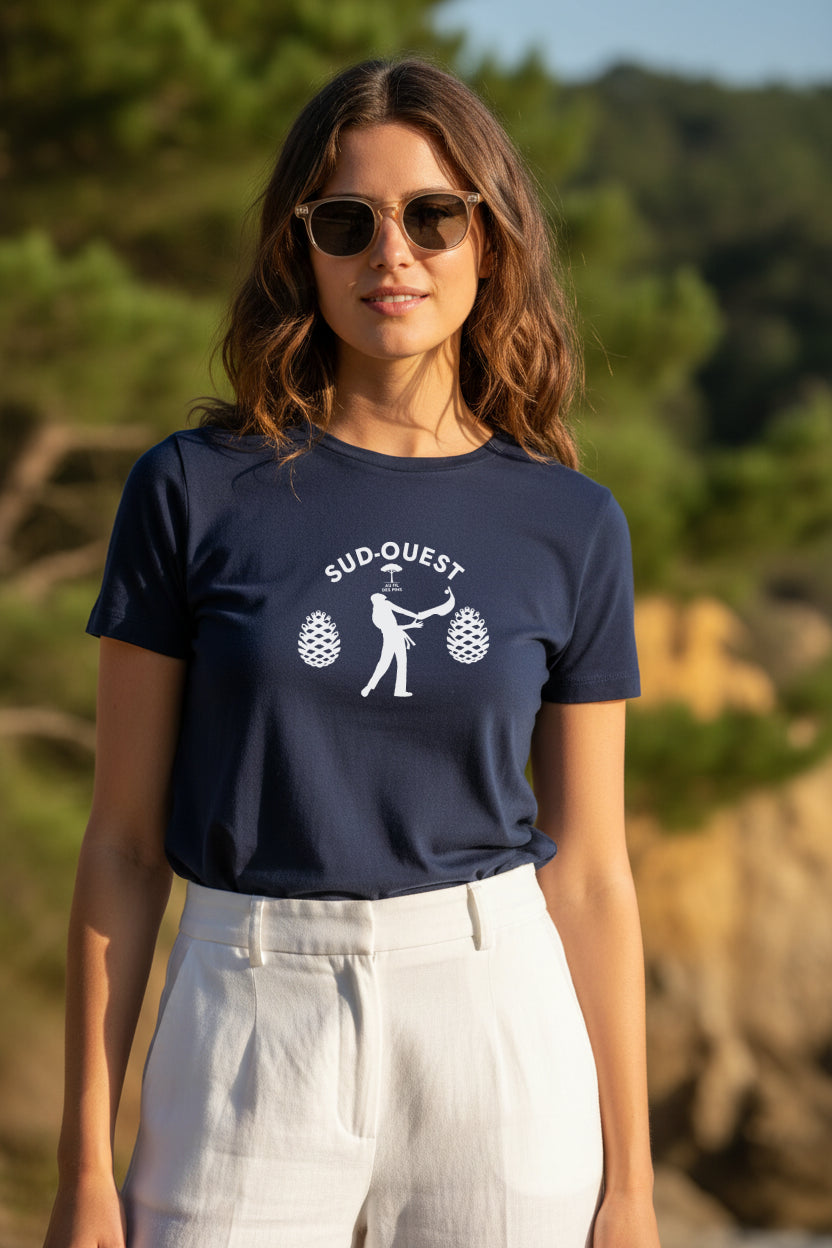 Femme en t-shirt marine Pelote Basque Sud-Ouest coton bio GOTS dans un paysage de pins du Pays Basque – Au Fil des Pins