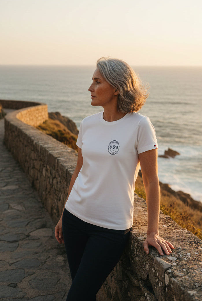 Femme en t-shirt blanc Pelote Basque Made in France sur la côte basque au coucher du soleil – Au Fil des Pins