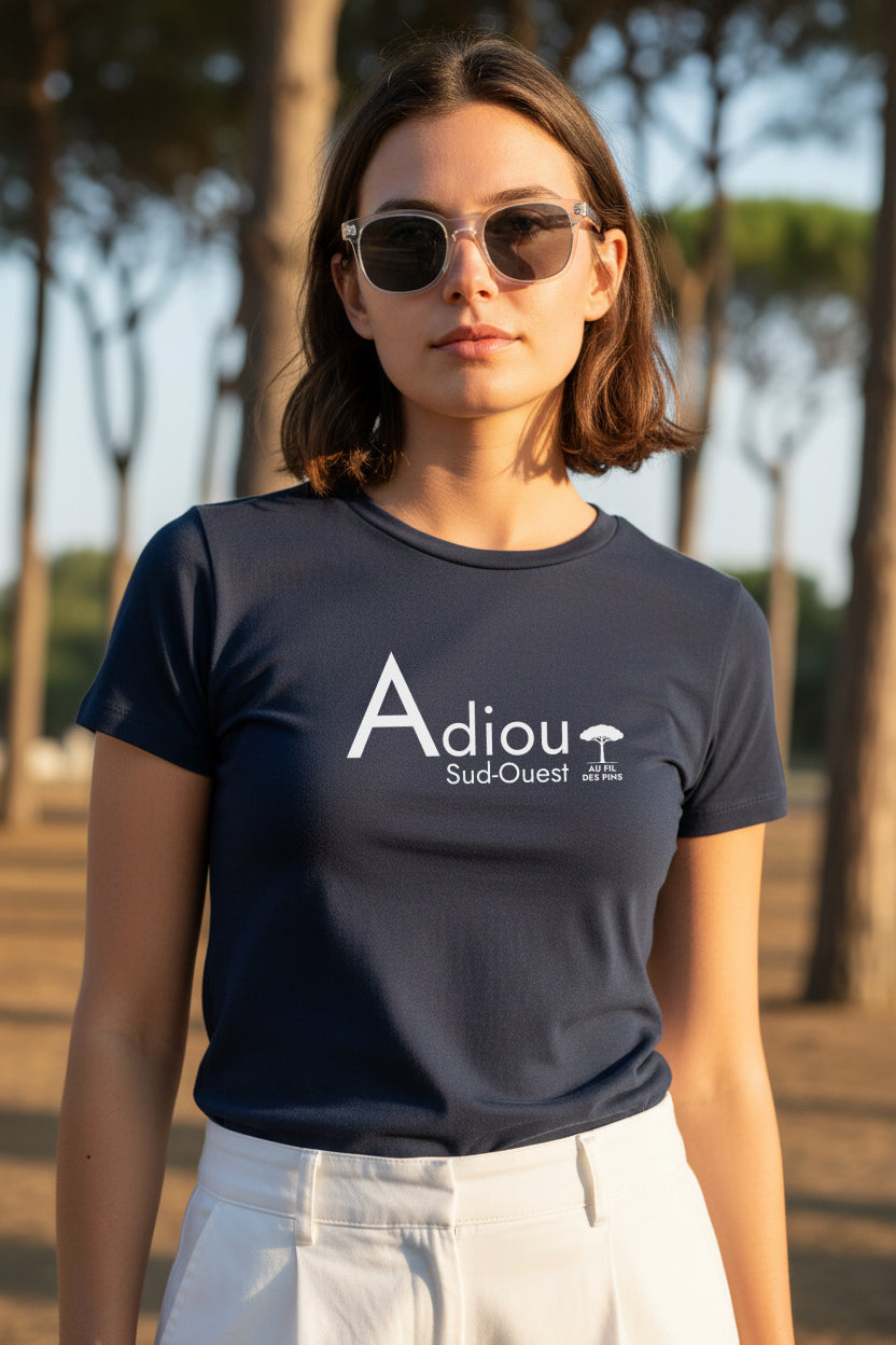 Femme en t-shirt marine Adiou Sud-Ouest coton bio GOTS dans une pinède des Landes – Au Fil des Pins