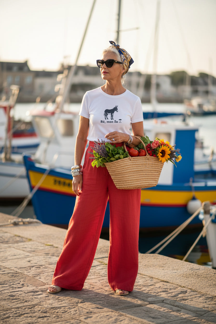 femme au bord du port La lotte à l'île-de-Ré, portant un t-shirt ile-de-ré blanc imprimé 