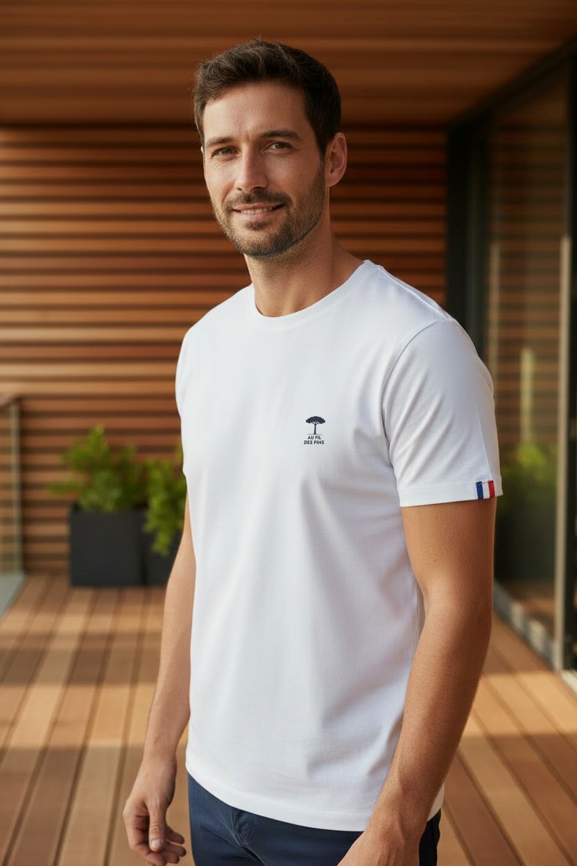 homme sur terrasse maison, bois, portant un t-shirt blanc made in France