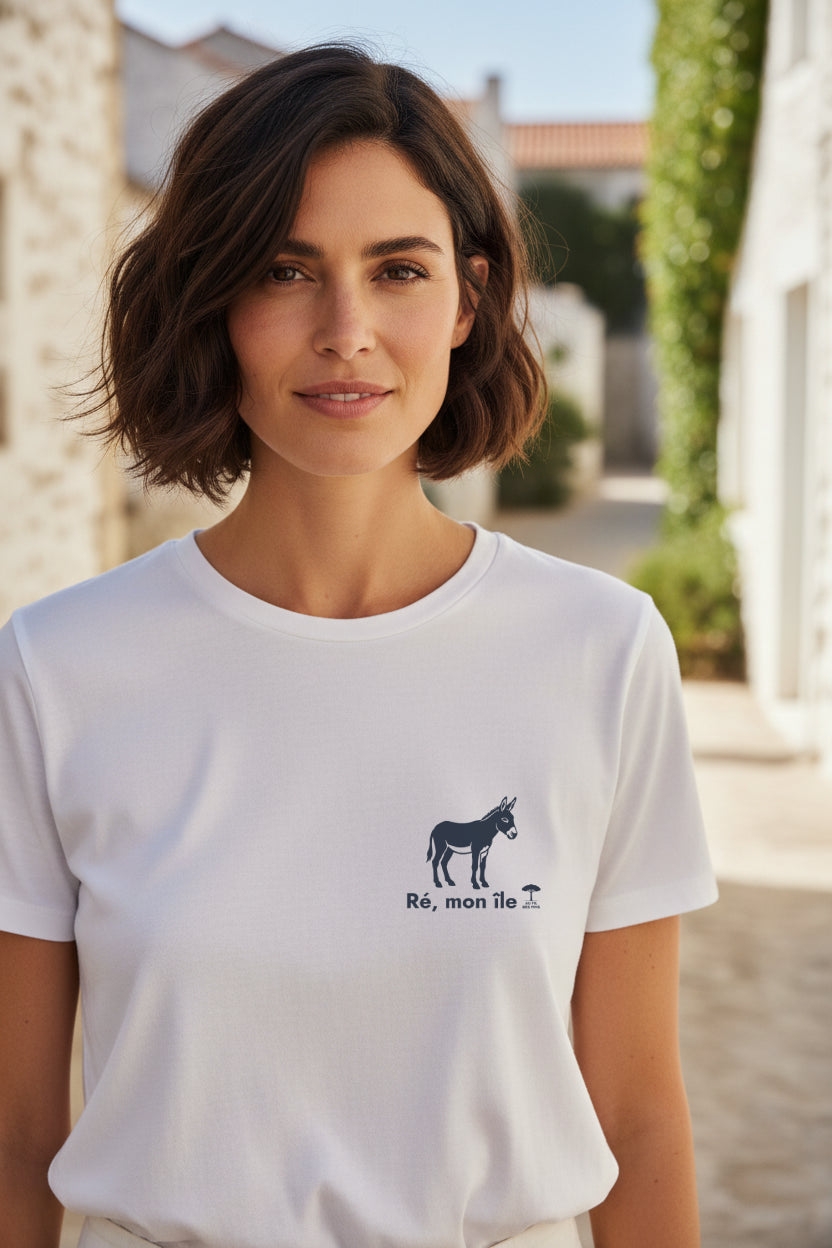 Femme portant un t-shirt blanc Île de Ré Made in France avec illustration d'un âne – Au Fil des Pins