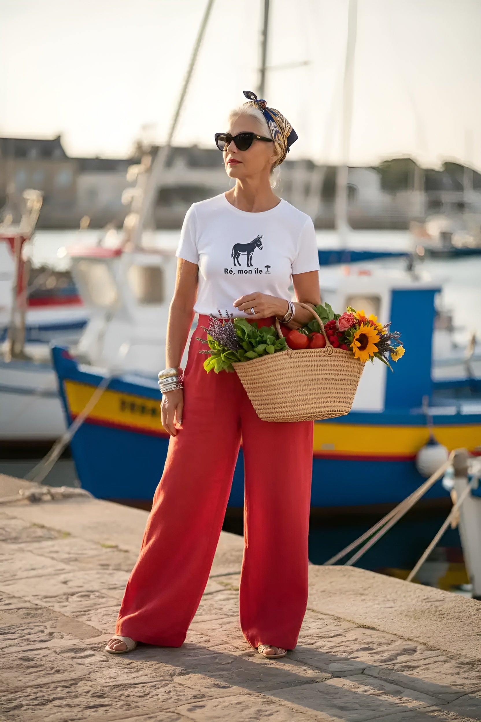 femme au bord du port de La Flotte à l'ile-de-ré, portant un t-shirt blanc imprimé ile-de-ré