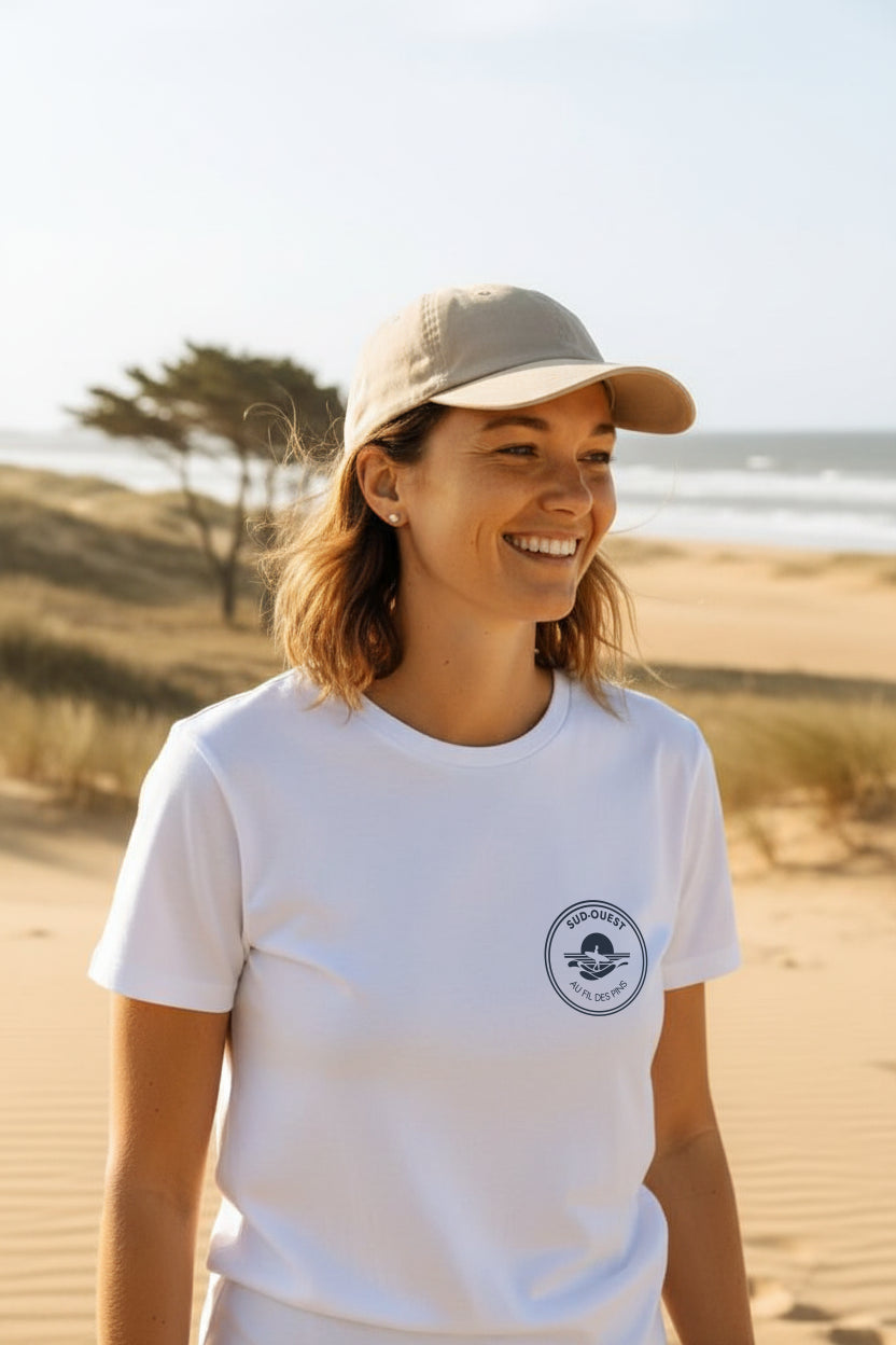 Femme souriante sur les dunes landaises portant un t-shirt surf blanc coton bio – Au Fil des Pins