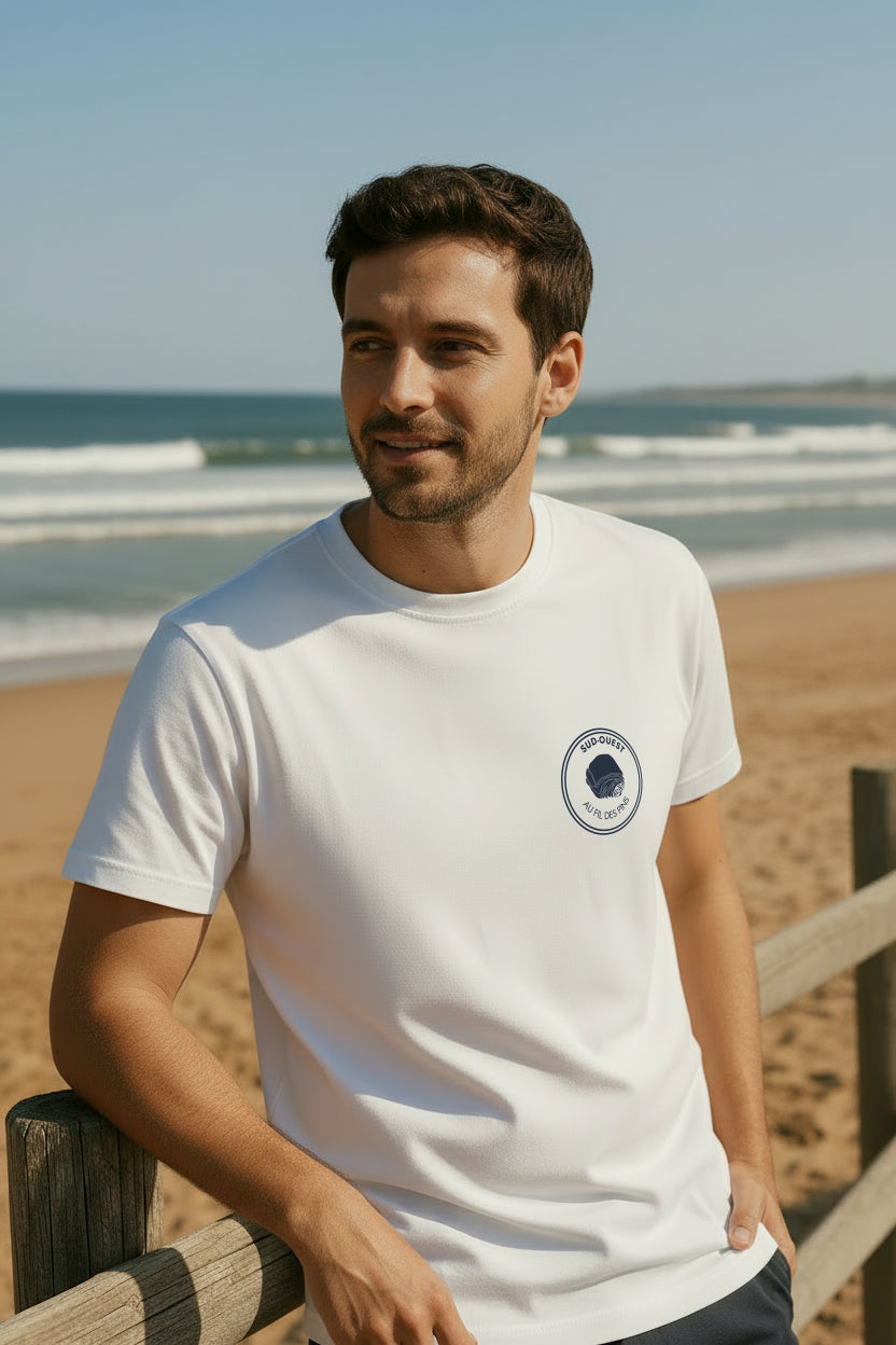Homme en t-shirt Chocolatine blanc Made in France sur la plage des Landes – Au Fil des Pins