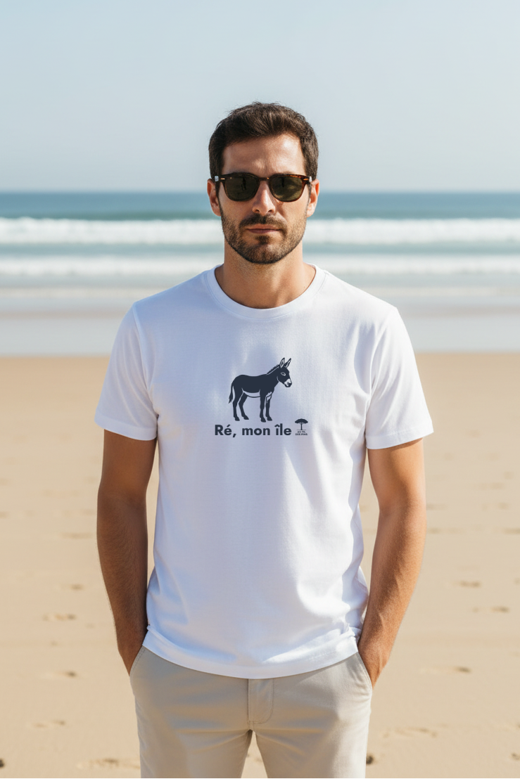 Homme en t-shirt blanc Île-de-Ré coton bio sur la plage de l'Atlantique – Au Fil des Pins