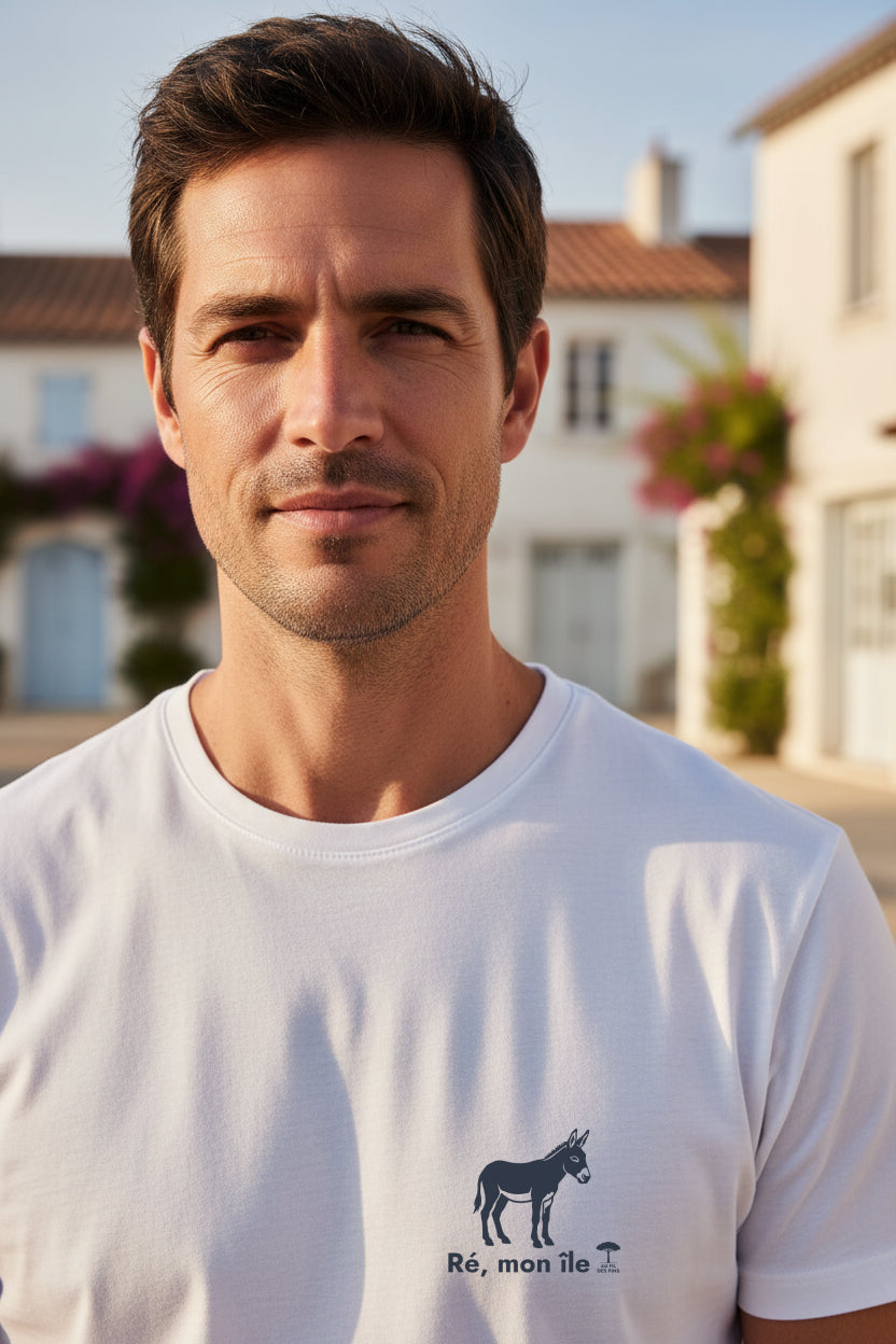 Homme portant un t-shirt blanc Île de Ré Made in France avec illustration d'un âne – Au Fil des Pins