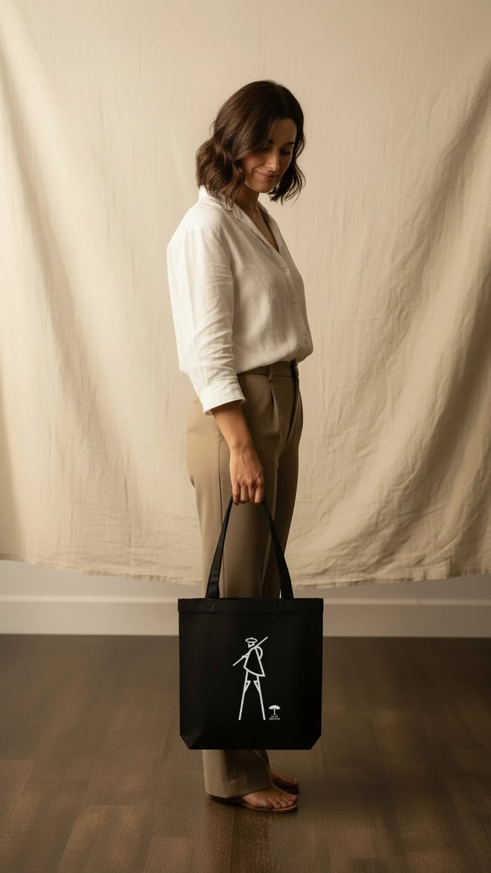 Femme tenant un tote bag noir Échassier Landais coton recyclé éco-responsable – Au Fil des Pins
