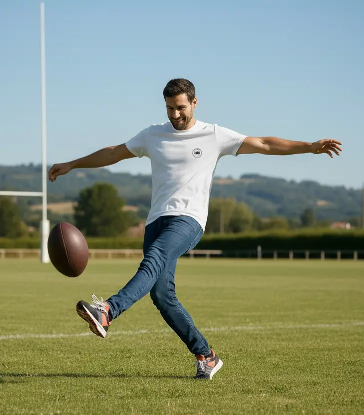 Homme bottant un ballon de rugby en t-shirt blanc Rugby Sud-Ouest Made in France coton bio – Au Fil des Pins